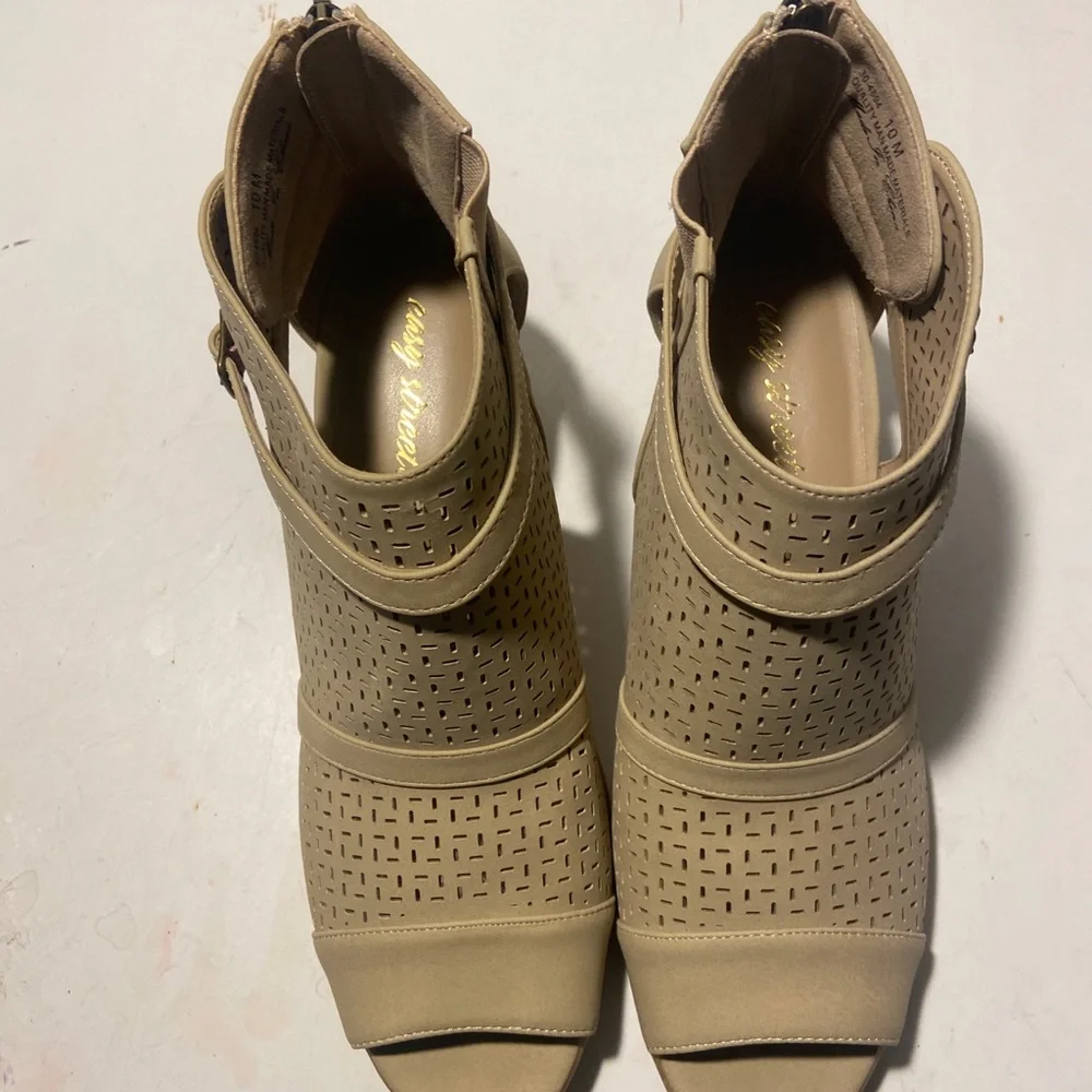 Easy street tan cutout ankle booties 2” block heels size 10 NWT - Picture 6 of 6